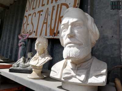 ...Ruggiero ci indica con il dito il mezzobusto di Giuseppe Verdi, che affianca quello del poeta Schiller