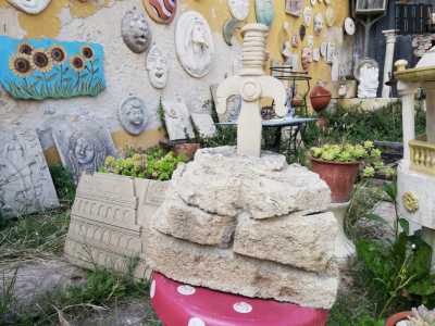 Ma � arrivato il momento di visitare il �villaggio di pietra�. C�� di tutto. Si va da una vera e propria �spada nella roccia�...