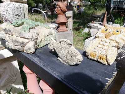 ...un gufo e un pesce. �La particolarit� di quest�ultimo � che � stato scolpito su una vera pietra marina�, dichiara
