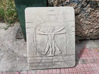 ...un bassorilievo dell�Uomo vitruviano di Da Vinci...