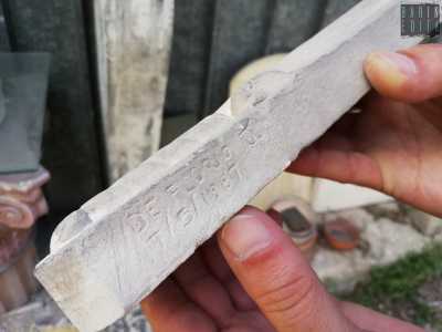 L�artigiano ci mostra proprio il suo primo lavoro: un rilievo di una spada firmato �De Florio J, 7/5/1987�. �Anche se non � il massimo dal punto di vista artistico, ho voluto lasciarla esposta perch� � da qui che � cominciato tutto�, sottolinea con orgoglio