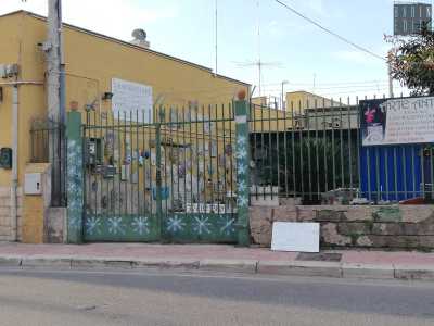 Una volta presa la strada che porta a Santa Fara, il laboratorio di Jerry si apre sulla destra