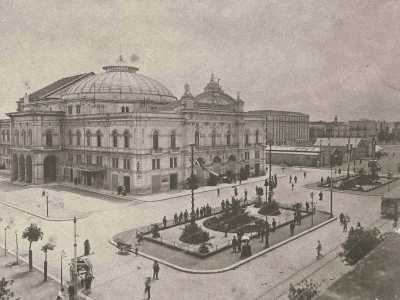 Il Teatro Petruzzelli, in stile liberty, di color rosso, con 2200 posti a sedere e completamente illuminato con energia elettrica, fu inaugurato il 14 febbraio 1903 con una �prima� a opera del compositore tedesco Giacomo Meyerbeer