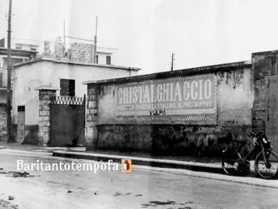 Eppure come detto lo stabile fu molto famoso nel secolo scorso per essere la sede della �Cristalghiaccio�, una delle aziende che produceva quell�elemento indispensabile per rinfrescare acqua, vino, frutta e verdura