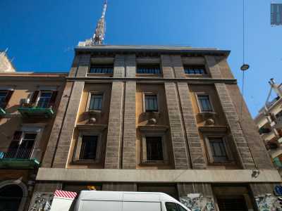 Volgendo lo sguardo verso l�alto si succedono, su entrambe le facciate, tre ordini di finestre incassate, separate dal piano terra mediante una striscia in marmo bianca che si snoda lungo tutto l�edificio