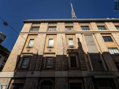 Dal punto di vista architettonico l�edificio presenta comunque degli elementi interessanti. Fu disegnato dal grande Saverio Dioguardi, che si adatt� all�architettura razionalista tipica dello �stile littorio� di epoca fascista