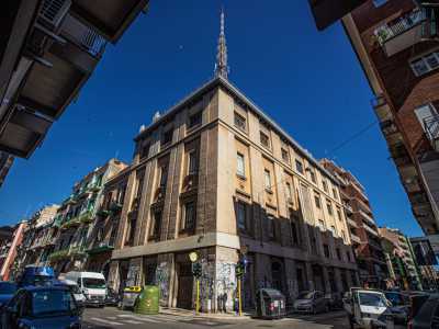 Oggi il palazzo �ex Set� appare malandato. Le facciate di color ocra sono annerite da strati di smog e ricoperte da vecchi manifesti