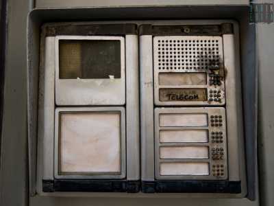 ...e un citofono che riporta la scritta �Telecom�. Da qui accedono, tramite un lettore di badge, i dipendenti