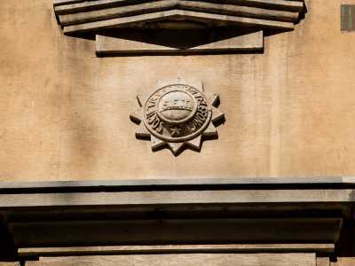 La particolarit�  dell�edificio � rappresentata per� dai sei bassorilievi che contengono la scritta �Set �Societ� servizi Telefonici�...
