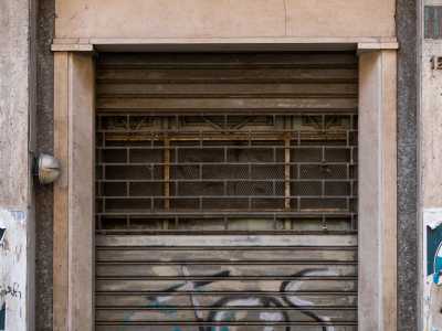 Gli ingressi posti al piano terra sono poi serrati da saracinesche che sembrano non si alzino da parecchio tempo