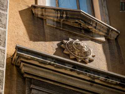 ...si tratta di semisfere circondate da dodici piccoli triangoli che danno l�idea dei raggi solari. Uno sprazzo di �luce� su un decadente palazzo che ha fatto la storia della citt�