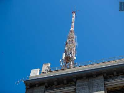 Il fabbricato da vent'anni serve solo come contenitore per cavi e computer collegati all�antenna della radiotelefonia che sorge su di esso