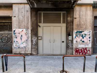 Solo un ingresso, situato in via Marchese Di Montrone, presenta uno stile pi� moderno, con una porta bianca in ferro... 