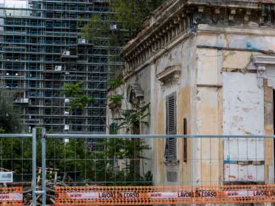 All'inizio degli anni 90 Ville Tilde fu per� ceduta assieme ai terreni circostanti alla Ined, un�impresa di costruzioni che oggi sta realizzando il complesso residenziale Abiparco alle spalle dell�edificio