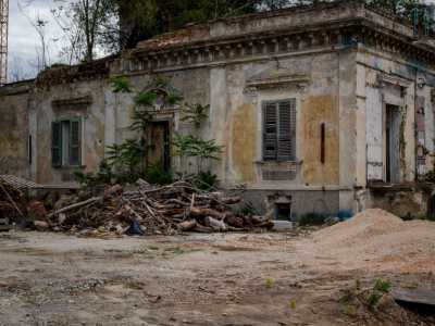 �Tilde� rimase cos� abbandonata e il suo degrado fu inarrestabile