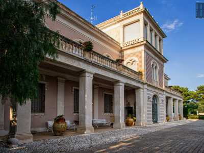 La simmetria, il portico antistante e la balconata superiore sono elementi tipicamente rinascimentali...