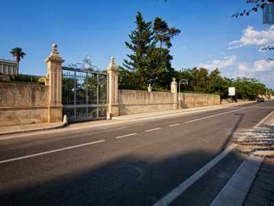 La villa si trova sulla centrale via Napoli, all�altezza dello svincolo per la provinciale 91 che conduce sulla statale 16