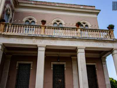 Tra i pilastri e il balconcino sull'architrave lapidea del porticato, salta all'occhio l'incisione latina Parva Domus magna quies. Hic Manenibisimus Optime (Piccola casa, grande quiete. Qui staremo benissimo)