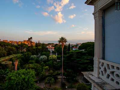 ...dall�altro l�enorme giardino che circonda questa raffinata, immutata, antica dimora