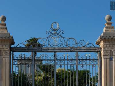 ...� racchiuso da una coppia di pilastri dallo stile eclettico sui quali sono stampati i nomi �Nicola Traversa� a destra e �Villa Angelina� a sinistra