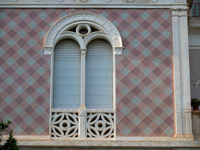 ...mentre si possono riconoscere richiami neoromanici nella bifora centrale della loggetta nobile e negli archetti pensili binati delle altre finestre ad arco