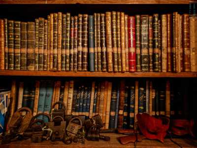 ...oggi � stata destinata a biblioteca: conta circa diecimila volumi tra i quali � possibile scorgerne alcuni molto antichi