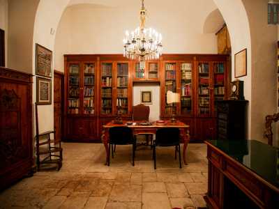 Ed eccoci nella prima stanza, quella che un tempo era il locale del "torriere", ovvero il guardiano della villa...