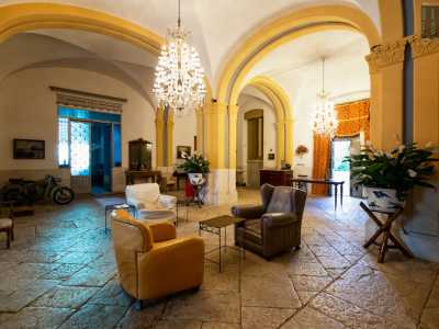 Proseguiamo lungo il corridoio ritrovandoci in un ambiente intermedio che collega l'ingresso e i locali del piano terra alle camere superiori. Qui il pavimento � a chianche, illuminato da grandi lampadari appesi al soffitto a volte a crociera