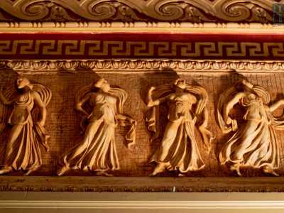 ...e un bassorilievo con quattro figure femminili romane posizionato sopra la porticina