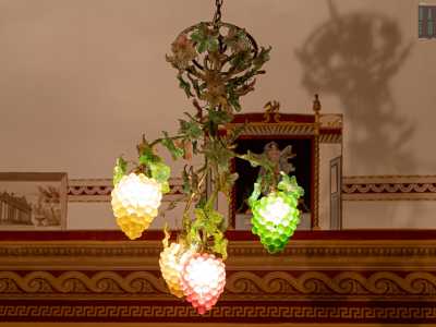 A impreziosire il tutto il lampadario in vetro di Murano rappresentante quattro grappoli d'uva...
