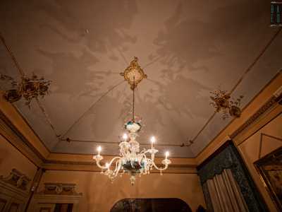 Anche qui il soffitto � finemente decorato da motivi floreali e cornici dorate