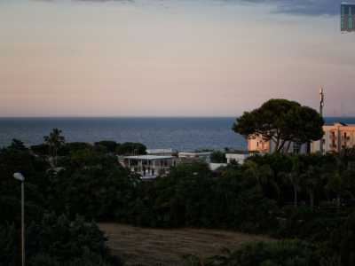 ... da un lato il mare con le sue mille sfumature d'azzurro...
