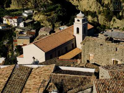 Giungiamo ora alla Chiesa di Santa Maria Maggiore, dall�aspetto molto lineare, costruita da maestranze locali nel XIV secolo