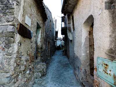 ...decidiamo cos� di percorrere i caratteristici vicoli stretti...