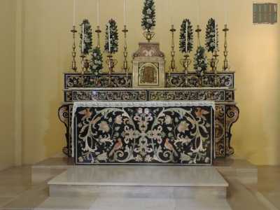 All�interno si fa subito ammirare l�altare in marmo decorato da eleganti motivi floreali che sembrano dipint