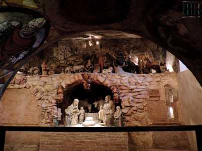 Nell�ambiente attiguo alla cappella c�� un bel presepe in pietra cinquecentesco, forse opera dello scultore lucano Altobello Persio