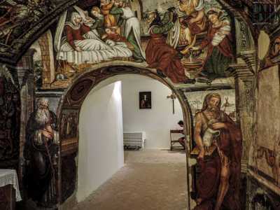 La cappella della famiglia � decorata da ricchi affreschi attribuiti all�artista abriolano Giovanni Todisco e raffiguranti la vita della Vergine e santi, evangelisti, profeti, dottori della chiesa