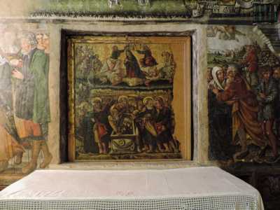 ...e l�Assunzione di Maria in chiave occidentale, con l�ascesa al cielo, e orientale, col giglio