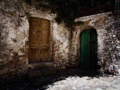 Ovunque scorgiamo scenari di semplici vite quotidiane: porte colorate spiccano negli antichi muri di pietra...