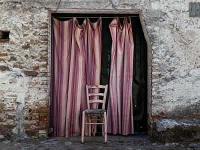 ...pittoresche seggiole sono lasciate incustodite nelle stradine deserte...