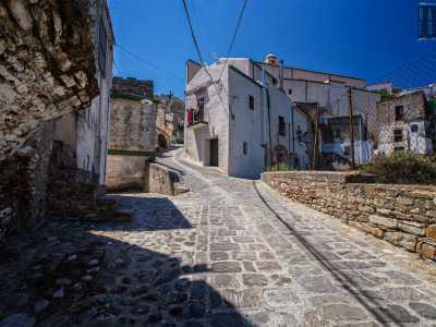 ...intervallati da gradinate e piante rampicanti