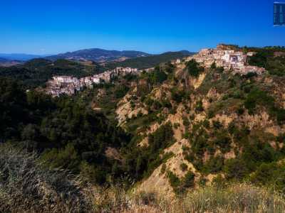 Stiamo parlando della Rabatana, il pi� antico rione della cittadina di Tursi, in provincia di Matera. Un luogo in cui la storia trasuda ancora da ogni pietra e che grazie alla sua particolare collocazione regala viste emozionanti