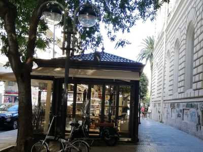 ...si � trasformato infatti in un chiosco grigio scuro dal tetto spiovente in stile liberty
