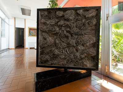 Entriamo nell�edificio e all�ingresso notiamo numerose opere dello scultore barese Raffaele Spizzico, che insieme con suo fratello Francesco realizz� lavori rilevanti del Novecento artistico barese