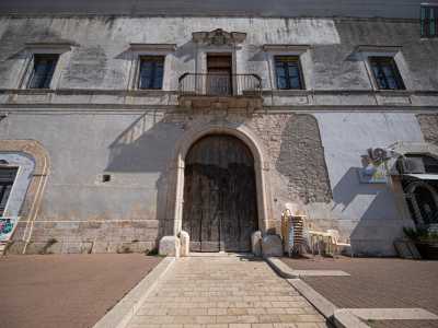 Il primo dei due piani, le cui mura scrostate mostrano la bianca pietra viva, � caratterizzato da un ampio portale di accesso con ai lati due altri locali, uno dei quali adibito a bar. Il secondo livello � invece scandito da sette finestroni e un balcone centrale