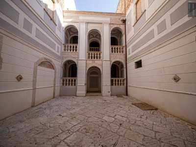 ...che conduce a un magnifico loggiato a due ordini di tre arcate ciascuno