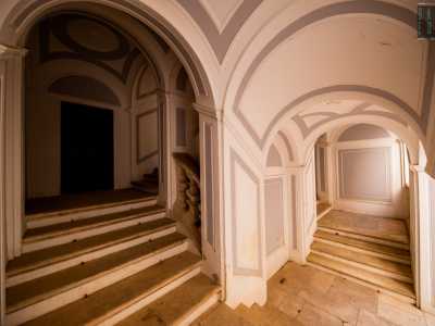 Tutta questa parte del palazzo � stata restaurata da qualche anno, ma possiamo notare, salendo le prime rampe di scale...