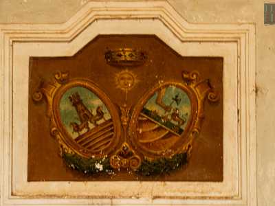 Su un muro notiamo lo stemma sia dei D�Amelj che dei Melodia, disegnato in una cornice in pietra