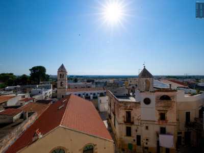 ...che conduce al terrazzo da dove possiamo godere di una luminosa vista delle abitazioni circostanti
