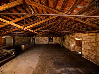 ...un largo locale con soffitto di travi legno...